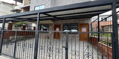 Casa para ARRIENDO en (3 PISO), 3 alcobas con closet, 2 baños (1 completo y 1 social), salon comedor, cocina integral, patio.