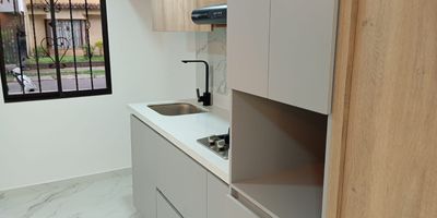 Hermoso apartaestudio remodelado ubicado en el sector de Santa Teresita, con acabados modernos y excelente iluminacion natural. Su entorno tranquilo y residencial lo convierte en el lugar ideal para vivir con comodidad. Cerca a supermercados, colegios, restaurantes y con facil acceso a rutas de transporte publico. Perfecto para quienes buscan un espacio funcional, acogedor y con una ubicacion privilegiada en Laureles.