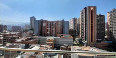 Ubicado en el hermoso barrio de Sabaneta, en Antioquia, este amplio y moderno apartamento ofrece todo lo que necesitas para una vida cómoda y llena de comodidades. Con una área terreno, area construida y área privada de 64 M2, este apartamento es perfecto para parejas o familias pequeñas que buscan un hogar acogedor en una excelente ubicación.

Cuando entres a este apartamento, te recibirán amplias y luminosas habitaciones, con amplios clósets en cada una de ellas, para que puedas almacenar tu ropa y pertenencias de forma organizada y práctica. Además, podrás disfrutar de dos baños completos, uno de ellos en la habitación principal, lo que te brindará mayor privacidad y comodidad en tu día a día.

La cocina integral es perfecta para aquellos amantes de la cocina, ya que cuenta con todo lo necesario para preparar deliciosas comidas en casa. También encontrarás un baño auxiliar, ideal para tus invitados o para cuando necesites un espacio adicional para aseo.

Pero sin duda, uno de los mayores atractivos de este apartamento es su balcón con vista panorámica, donde podrás tomar un café por las mañanas y disfrutar de una hermosa vista de la ciudad de Sabaneta. Además, cuenta con gas domiciliario y calentador, para que no tengas que preocuparte por la factura del gas.

El apartamento cuenta con citófono o intercomunicador, lo que te brindará mayor seguridad y tranquilidad al momento de recibir visitas. También tiene un práctico hall de alcobas, que te permitirá tener un espacio adicional de almacenamiento o incluso transformarlo en una pequeña oficina.

Su ubicación en una zona residencial te permitirá disfrutar de una vida tranquila y segura, además de contar con un excelente transporte público cercano para moverte por la ciudad con facilidad. También tendrás acceso pavimentado y ascensor, para que no tengas que preocuparte por subir escaleras.

Si eres amante de los espacios al aire libre, estarás encantado con los parques cercanos, 