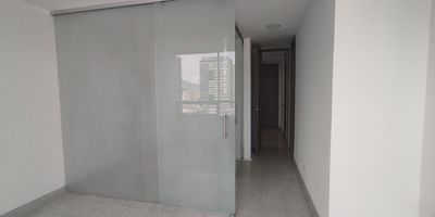 Ven y disfruta de este consultorio ideal para quienes buscan comodidad y excelente ubicacion! Cuenta con amplios espacios, buena iluminacion y un ambiente acogedor. Ubicado en una zona estrategica de la ciudad, con buenas vias de acceso que te permitiran desplazarte facilmente hacia cualquier punto. Vive cerca de todo lo que necesitas: transporte, comercios, restaurantes y zonas de interes. No dejes pasar esta oportunidad!