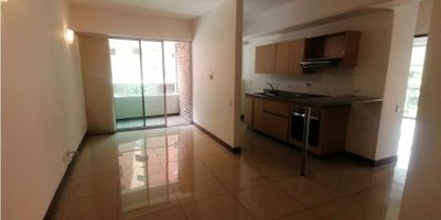 Este amplio y luminoso apartamento para alquiler se encuentra ubicado en Sabaneta, Antioquia, una de las zonas más atractivas y con mayor crecimiento en Colombia. Con una impresionante vista panorámica, este inmueble de 66 M2 es perfecto para aquellos que buscan comodidad, tranquilidad y modernidad en un mismo lugar.

Con un amplio área de terreno, construida y privada de 66 M2 cada una, este apartamento cuenta con 3 habitaciones, ideales para acomodar a una familia pequeña o para aquellos que necesitan un espacio adicional para oficina o estudio en casa. Además, cuenta con 2 baños totalmente equipados para garantizar la comodidad de sus habitantes.

Una de las características más llamativas de este inmueble son los armarios empotrados, ideales para mantener ordenado y organizado cualquier espacio. También cuenta con un amplio balcón, perfecto para disfrutar del aire fresco y las hermosas vistas de la ciudad.

El apartamento cuenta con un baño auxiliar y un baño en la habitación principal, lo que garantiza privacidad y comodidad a la hora de recibir visitas. Además, cuenta con una biblioteca o estudio, perfecto para aquellos que necesitan un espacio tranquilo para trabajar o estudiar.

La cocina integral está totalmente equipada con modernos electrodomésticos y cuenta con doble ventana para maximizar la entrada de luz natural. También cuenta con gas domiciliario, lo que te permitirá ahorrar en tu factura de servicios.

El apartamento cuenta con suelos de cerámica/mármol, lo que le da un toque moderno y sofisticado. Además, cuenta con sistema de citófono/intercomunicador para mayor seguridad y comodidad. También cuenta con clósets en todas las habitaciones, para maximizar el espacio de almacenamiento.

Este inmueble cuenta con excelentes características externas, como acceso pavimentado y ascensor para mayor comodidad. También se encuentra cerca de centros comerciales, colegios/universidades y parques, lo que garantiza una vida conveniente y