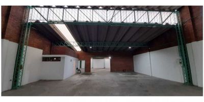 Bodega industrial ubicada en el sector de Santander Sur, una zona tradicionalmente consolidada para uso industrial y comercial, con fácil acceso por la Avenida Primero de Mayo y la Carrera 30. Ideal para almacenamiento, manufactura ligera o actividades de distribución dentro de la ciudad.

características generales
Área total construida: 452 m² // Área libre de bodegaje: 360 m² // Área descubierta: 52 m² // Área de oficinas: 74 m² // Carga eléctrica: 11 KVA // Dos baños // Dos parqueaderos // Acceso pavimentado // Portería y recepción // Zona industrial y comercial // Transporte público cercano // Disponibilidad: 1 de diciembre de 2025
