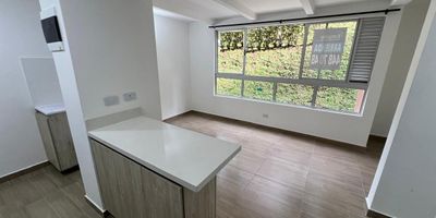 ARRIENDO APARTAMENTO CALDAS PRIMAVERA, 50 m2 aproximadamente, 2 alcobas con closets, sala-comedor, cocina integral, red de gas, calentador, zona de ropas, piso en cerámica, 2 baños cabinados, unidad cerrada,con portería 24 horas, 2 ascensores por torre, shut de basuras, cancha múltiple, cancha sintética, juegos infantiles, piscina climatizada, turco, sauna, gimnasio dotado, salón de juegos, salón social y parqueadero de visitantes, buen transporte público, supermercados cercanos. Administración Incluida Nota: Las zonas comunes aún estan en construcción