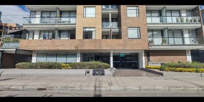 Apartamento en venta de 59m2, con vista interior, ubicado en un 4to piso (Apto 401), acceso por ascensor, parqueadero propio cubierto (23) y depósito (11). Consta de 1 habitación, 2 baños, sala comedor, cocina integral y zona de lavandería. Tiene piso laminado en habitaciones y zona social y piso cerámico en baños y cocina. El edificio cuenta con terraza, zona común, gimnasio, zona BBQ y vigilancia privada las 24 horas. Cerca a Centro Comercial Alhambra Plaza, Unicentro cerca a almacenes de cadena Carulla; cerca a Colegio Italiano Leonardo Davinci; cerca a Universidad El Bosque; cerca a estación de Transmilenio Alcalá; Vías de acceso por la Av. Carrera 19 , carrera 15 y Calle 127. NID 20842208911
