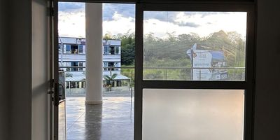 Local en arriendo con buena ubicación en Galicia de facil acceso, cuenta con un amplio espacio y un baño, pisos en ceramica, cableado de red, techo cielorraso, cuarto util, con una altura de 5Mt. Con vigilancia las 24 Horas. Inmueble sujeto a verificación de disponibilidad