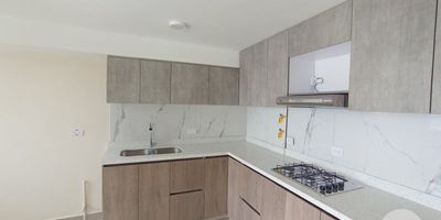 Se arrienda amplio y confortable apartamento en unidad cerrada en el sector de Serramonte, Bello, a tan solo dos cuadras de la iglesia Santa Marta, a cinco minutos de la Universidad San Buenaventura y del Colegio La Salle, y a 10 minutos del centro comercial Fabricato. Cuenta con excelente acceso a transporte público con rutas hacia Medellín, Bello y el metro.El apartamento tiene un área de 58 m², ubicado en el décimo piso con ascensor, muy bien distribuido y con una hermosa vista. Dispone de tres habitaciones con clóset, dos baños, sala comedor amplia, cocina semi integral con red de gas y piso en cerámica. Es un espacio cómodo, iluminado y con un ambiente tranquilo, ideal para familias que buscan comodidad y buena ubicación.La unidad residencial ofrece excelentes zonas comunes como portería 24 horas, cámaras de seguridad, salón social, shut de basuras, zona deportiva, cancha de baloncesto y cancha de microfútbol, brindando seguridad y bienestar a todos sus residentes.Ubicado en una z