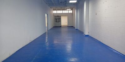 Bodega–oficina ubicada en el reconocido Centro Empresarial Avenida Calle 80, en el barrio Las Ferias, una zona estratégica del noroccidente de Bogotá. Rodeada de servicios, comercio y empresas consolidadas, con cercanía a centros comerciales, bancos, restaurantes y vías principales como la Av. 68 y la Av. Boyacá. Ideal para compañías que buscan un espacio funcional, representativo y con excelente conectividad.

El inmueble cuenta con dos niveles, distribuidos en áreas de almacenamiento y oficinas con excelente iluminación natural, ventilación y acabados funcionales. Su acceso vehicular independiente permite operaciones logísticas controladas y cómodas, mientras que el entorno empresarial garantiza seguridad y un ambiente corporativo de alto nivel.

características generales
Área total construida: 450 m² // Uso del suelo: comercial // Estrato: 3 // Número de plantas: 2 // Acceso vehicular independiente // Acceso para camiones // Iluminación natural // Piso en cerámica // Vigilancia 24/7 con circuito cerrado de TV // Parqueadero para visitantes // Zona de restaurantes y áreas verdes // Transporte público cercano // 3 parqueaderos privados
