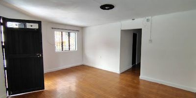 Casa en venta en Alfonso López, segundo piso esquinero, con un área de 144 M2 por confirmar en escritura, cuenta con sala-comedor, 4 habitaciones, un baño, cocina sencilla con red de gas, patio y balcón que rodea la propiedad.  $230 millones, se escuchan ofertas. 950-2385