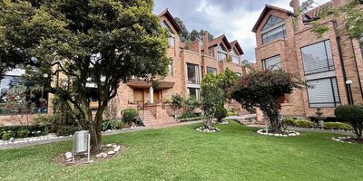 Casa en conjunto El Velero, Gratamira, ubicada en calle 139 #73-20, Bogotá. Con un área de 205 m2, cuenta con 3 habitaciones, estudio, 2 baños completos y baño social, cuarto y baño de servicio. Dispone de dos terrazas, zona de lavandería, depósito y dos parqueaderos con acceso directo desde el sótano. En el primer piso ofrece sala con chimenea, comedor independiente, cocina integral a gas con comedor auxiliar y patio interior cubierto. En el segundo piso se encuentran el estudio y dos habitaciones que comparten baño. La alcoba principal, ubicada en el tercer piso, integra chimenea, baño privado, walking closet y terraza. La casa goza de excelente iluminación natural, vista al parque y un entorno residencial muy tranquilo, cerca de la avenida Boyacá y la calle 138. Estrato 5. Propiedad sin hipoteca ni leasing. Cod: 157