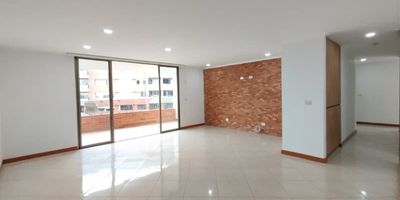 Se arrienda apartamento  – Envigado (Medellín)
Ubicado en el piso 9 de una de las urbanizaciones más apetecidas de Envigado, este amplio y luminoso apartamento de 140 m² ofrece una combinación perfecta entre tranquilidad, comodidad y excelente ubicación. Gracias a su altura, disfruta de una vista abierta, natural y privilegiada, ideal para quienes buscan vivir en un entorno acogedor y con aire puro. 
Este apartamento se encuentra en uno de los sectores mejor conectados de Envigado. rodeado de naturaleza y con fácil acceso a todo lo necesario para una vida práctica y cómoda. A pocos minutos encontrarás:
Centro Comercial City PlazaMall Terracina PlazaD1, Carulla y otras opciones de mercadoParques y senderos ecológicosColegio Cumbres y otros colegios reconocidosRápido acceso a la Loma del Escobero, Las Palmas, y vías principales hacia Envigado y El PobladoCercanía a rutas de transporte público y servicios esencialesEste apartamento ofrece espacio, ubicación y calidad de vida, convirtiéndo
