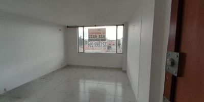 Excelente apartamento en cuarto piso exterior sin ascensor  de tres habitaciones, la principal con baño, sala comedor, cocina integral, pisos en cerámica, baño social completo. Cerca de Carrera 100, Calle 2, avenida la esperanza y calle 26.