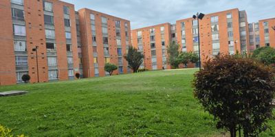 Apartamento en venta de 41 m², con vista interior, ubicado en un 6to piso (Torre 8 Apto 602), acceso por escaleras. Consta de 2 habitaciones, 1 baño, sala comedor, cocina integral y zona de lavandería. Tiene piso cerámico en todas sus zonas. El conjunto cuenta con salón comunal, zonas verdes, parque infantil, parqueadero comunal y vigilancia privada las 24 horas. Cerca a centro comercial Parque Campestre; cerca a supermercados y tiendas de barrio; cerca a colegio Jardín Social Compensar Soacha; cerca a paraderos de transporte publico; Vías de acceso por la Transversal 15B y la Calle 6. NID 34634299997 
