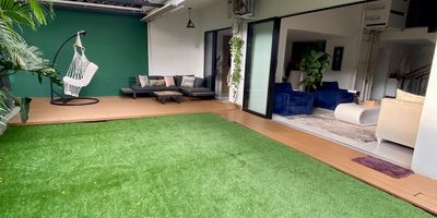 Arriendo casa de 2 Niveles, barrio La Flora. Área construida: 400M2 en un lote de 330M2. 1er piso con Oficina, Sala, Comedor, Cocina integral, zona de oficios, habitación de servicio con baño, habitación de huéspedes, Estudio, Baño social y patio.  2°Piso: 4 habitaciones, Habitación principal con Vestier y baño privado, Terraza y baño de alcobas.2 Parqueaderos internos y 4 externos. Sistema de seguridad y Aires Acondicionados. Casa remodelada con acabados, carpintería modernos, ascensor, sistema de seguridad y A/A.  Excelente ubicación, cerca al Parque de La Flora, restaurantes, varias vías de acceso, transporte público cercano. ¡Contácteme, será un placer atenderle!