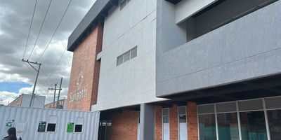 ¡Excelente oportunidad! Se arrienda acogedor apartamento de 42 m² ubicado en el sector Fontibón – Villemar, una zona tranquila, de alta valorización y con fácil acceso a comercio, transporte y servicios. El inmueble cuenta con 2 cómodas habitaciones con closet, un baño funcional, cocina integral eléctrica en perfecto estado y una práctica distribución que aprovecha cada espacio. Posee piso en baldosa cerámica, ideal para fácil limpieza y mantenimiento, además de parqueadero comunal para mayor comodidad. Un lugar perfecto para quienes buscan confort, seguridad y ubicación estratégica. ¡Contáctanos y agenda tu visita! Cod: 5249