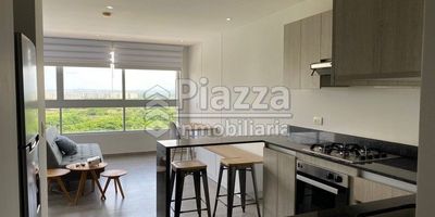 ¡Bienvenido a tu nuevo hogar en el exclusivo Conjunto Sunset Boulevard! Este apartaestudio de 53 m², ubicado junto a la vía al mar en Barranquilla, ofrece la comodidad de un amplio parque enfrente para deporte y paseos. En el piso 9 disfrutarás de hermosas vistas. Cuenta con sala-comedor, cocina integral abierta, zona de alcoba, 2 baños y sala de labores. Está equipado con electrodomésticos Samsung: aire acondicionado WindFree 18.000 BTU, nevera y lavadora-secadora. Incluye sofá-cama TUGO, cortinas blackout y cama queen nueva con baúl. Los servicios incluidos son administración, Internet Claro 200 MB fibra, TV cable y dos líneas telefónicas. Además, tiene parqueadero amplio y cuarto útil. El conjunto ofrece salón social, gimnasio, sauna, turco, piscina, squash, baloncesto y BBQ, con vigilancia 24/7. Totalmente amoblado y listo para mudarte. ¡Vive en uno de los mejores lugares de Barranquilla! Contáctanos para agendar visita.