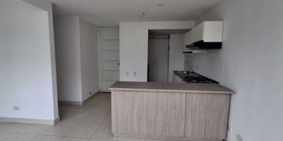 ¡Bienvenido a tu nuevo hogar en este acogedor apartamento de 2 habitaciones y 1 baño! Disfruta de la comodidad del aire acondicionado, la iluminación natural y el piso en baldosa. La sala-comedor es perfecta para reuniones familiares y la vista exterior te dejará sin aliento. Además, cuenta con zona de ropas, gas natural y piscina para relajarte. Con parqueadero para visitantes, vigilancia privada 24*7 y ascensor, ¡no querrás perderte esta oportunidad! Ubicado en una zona residencial con zonas verdes y sobre vía secundaria. ¡Contáctanos ya y haz de este lugar tu nuevo hogar dulce hogar!