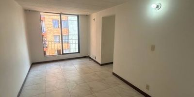 Arriendo Apartamento en Álamos Ubicación estratégica a pocas cuadras de la calle 72, carrera 96, centro comercial Diverplaza, fácil acceso al trasporte público sitp, y parques infantiles cercanos, conjunto cuenta con salón comunal, parqueadero de visitantes, parque infantil, vigilancia 247. Apartamento de tres alcobas, dos de ellas con closet, principal con baño privado, sala, comedor, balcón, baño social, cocina y zona de lavandería. Sin parqueadero. 