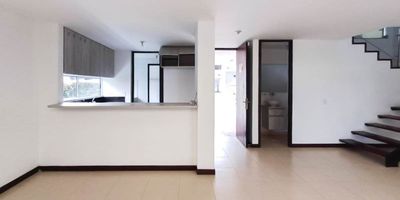 Casa en Arriendo – La Estrella, Unidad Entreverdes
Casa de 120 m² ubicada en la unidad Entreverdes, un entorno tranquilo y rodeado de naturaleza, ideal para quienes buscan comodidad, amplitud y una excelente calidad de vida.La vivienda cuenta con una sala comedor amplia y luminosa, cocina semintegral con estufa, horno y red de gas, zona de ropas, 4 baños, alcoba de servicio, 3 alcobas con clósets, además de un vestier espacioso. Incorpora también 2 mezanines, estudio.El garaje tiene capacidad para dos vehículos y, dentro de la casa, podrás disfrutar de una zona verde privada que aporta frescura y bienestar.La unidad ofrece turco, piscina, salón social, juegos infantiles, parqueadero de visitantes, amplias zonas verdes y portería 24 horas.
COD 8607