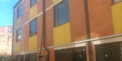 Casa de 60m2 en conjunto cerrado senderos de Engativá, barrio Villa Teresita, vigilancia privada, gas natural, ducha eléctrica, tres pisos, sala, comedor, cocina, patio, cuatro habitaciones, con excelente iluminación natural. Parqueadero por sorteo.