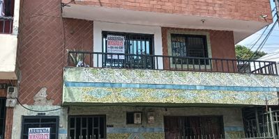 Sala, comedor, hall, 4 alcobas, cocina integral, red de gas, 2 baños, 3 balcones, piso en cerámica, estrato 3, área 150m2