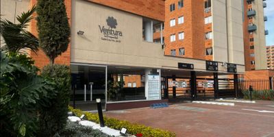 Apartamento en venta de 60m2, con vista interior, ubicado en un 11mo piso (Torre 6 Apto 1145), acceso por ascensor, parqueadero comunal. Consta de 3 habitaciones, 2 baños, sala comedor, cocina integral y zona de lavandería. Tiene piso cerámico en todas sus zonas. El conjunto cuenta con zonas verdes, zona para niños, mini golfito, zona BBQ, piscina, salón comunal, cancha y vigilancia privada las 24 horas. Cerca a centro comercial Madrid y Los Pinos; cerca a almacenes de cadena como D1, Ara; cerca a colegio Técnico Santo Tomás, Infantes del Sosiego y Henri Wallon; Vías de acceso por la vía Facatativá - Madrid y Carrera 24. NID 17988613787 
