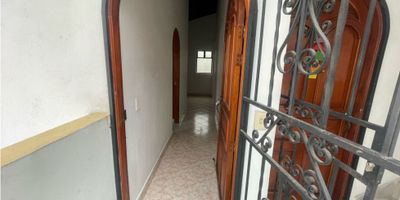 Necesitas apartamento ubicado a tan sólo dos minutos del parque principal Itagui. En esta ocasión tenemos un apartamento con dos habitaciones. Ambas tienen su respectivo Closer la principal con un baño privado. Seguido tenemos una zona de ropas independiente, una cocina se integral con Red de gas buenos espacios en sus alacenas, alacenas en madera un espacio cómodo para ubicar una antes sala o un comedor pequeño y un baño social completo. Tiene red de gas, las duchas, las debes de colocar si te gusta el agua caliente, 5 piso con escalas descansadas , vas a estar cerca de ruta de transporte, colegios, hospitales, tiendas de barrio que te van a facilitar el diario vivir 
