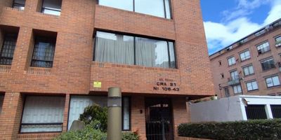 Apartamento 144 m² cuenta con 3 habitaciones 2 baños, sala comedor amplia, baño social cocina cerrada, 2 parqueaderos cubierto, se encuentra ubicado en un piso 4, el edificio cuenta con ascensor, ubicación estratégica en chico Navarra o san patricio, cerca a zonas gastronómicas, comerciales, supermercados de cadena, droguerías y establecimientos de entretenimiento, con la comodidad de una zona residencial.