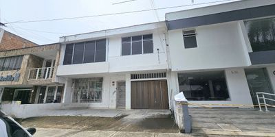 Casa consultorios o clínica en Venta Barrio Tequendama Cali, Esta excelente Casa tiene dos pisos construidos de 600 M2, lote de 306 M2, lista para remodelar queda al lado del CQB Centro Quirúrgico de la Belleza, y cerca a todas las clínicas especializadas de Cali, a dos cuadras de Imbanaco. Consta de 8 habitaciones grandes, patio interior y patio trasero, 6 baños. Llamanos 3128638005 y 3186565910.