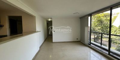 Apartamento en arriendo en Envigado, Otra Parte. Cerca al Complex Las Vegas, colegio Teresiano y av Las Vegas, fácil acceso. La urbanización cuenta con portería 24/7, piscina,  juegos infantiles y amplias zonas verdes. Con 3 habitaciones, 2 baños, cocina integral, zona de ropas, sala-comedor y balcón. Además, cuenta con parqueadero privado y cuarto útil. ¡Agenda tu visita hoy mismo y encuentra tu nuevo hogar! Descubre más propiedades en: www.rentamospropiedadraiz.com Código: 776627