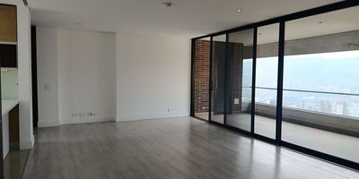 Codigo 29181. Apartamento en arriendo ubicado en El Poblado sector El CampestreCaracterísticas• 3 habitaciones (todas con vestier y piso en madera laminada) • 5 baños • Estudio / biblioteca • Sala–comedor amplia • Cocina abierta integral con cubierta a gas y campana • Mesón en Quarztone • Zona de ropas independiente • Terraza • Parqueadero sencillo + doble paralelo • Cuarto útil • Red de gas • Servicios públicos completos DescripciónDescubre un apartamento amplio, moderno y con una terraza perfecta para disfrutar del clima del sector. Ubicado en El Campestre, una de las zonas más exclusivas y tranquilas de El Poblado, este inmueble combina comodidad, diseño y una distribución ideal para quienes buscan calidad de vida y cercanía a los principales puntos del sur de Medellín.La zona social integra sala–comedor con acceso a la terraza. La cocina abierta, con mesón en Quarztone y acabados modernos, crea un ambiente funcional y elegante. Cada habitación cuenta con vestier y piso en madera laminada, y el apartamento ofrece 5 baños con cabinas en vidrio templado y acabados en porcelanato.Entorno– A pocos minutos de La Frontera, Mall Campestre Drive Inn y corredores gastronómicos del Poblado – Supermercados, gimnasios y cafés cercanos – Acceso rápido a la Av. El Poblado y Loma del Campestre – Zona residencial tranquila con excelente movilidadZonas comunesSeguridad 24/7, lobby, coworking, parque infantil, cancha, gimnasio, salón social, zona BBQ, piscinas para adultos y niños, zonas verdes, parqueadero de visitantes.NotaCanon: $10.000.000 No se permiten mascotas.