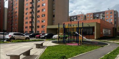 Apartamento en venta de 62M², con vista exterior, ubicado en un 10mo piso (Torre 6 Apto 1003), acceso por ascensor y escaleras. Consta de 3 habitaciones, 2 baños, sala comedor, cocina integral y zona de lavandería. Tiene piso cerámico en cocina y baños, piso laminado en habitaciones y zona social. El conjunto cuenta con zonas verdes, zona de niños, salón comunal, zona BBQ, cancha, piscina y vigilancia privada las 24 horas. Cerca a centro comercial San Sebastián; cerca a almacenes de cadena como D1 y Surtimax; cerca a colegio Técnico Santo Tomás y Colegio San Juan Bautista de La Salle; cerca a Politécnico Grancolombiano; Vías de acceso por la Calle 6 y Carrera 23A. NID 23134650770 
