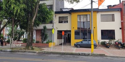 Amplia oficina de 140 metros cuadrados, ideal para empresas que buscan comodidad, distribución funcional y excelente conectividad.
El espacio cuenta con:

4 salones amplios y versátiles.

2 baños.

Cocineta funcional.

Vista interior que garantiza tranquilidad.

Servicios de agua y luz independientes, para mayor control de consumo.

Parqueaderos exteriores para colaboradores y visitantes.

Sistema de CCTV, que brinda seguridad adicional.

 Ubicación privilegiada, rodeada de restaurantes y comercios.
Excelente acceso por la calle 39, carrera 19 y carrera 20, además de contar con estaciones de TransMilenio cercanas.

Perfecta para empresas, consultorios, agencias o coworking.