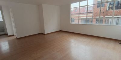 Acogedora oficina de 50m2 ubicada en el tercer piso, con vista interior, ideal para quienes buscan un espacio tranquilo y funcional.
La oficina cuenta con:

2 salones con buena distribución.

1 baño.

Parqueadero incluido, perfecto para mayor comodidad.

 Excelente ubicación, a pocos pasos de la calle 39 y la carrera 20, con fácil acceso a transporte y vías principales.
Además, está rodeada de restaurantes, comercio y servicios que facilitan el día a día laboral.

Un espacio ideal para consultorios, oficinas administrativas o pequeños negocios.
¡Lista para ocuparse!