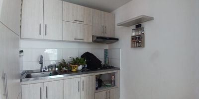 Apartamento en venta en Condina en unidad cerrada, cerca a supermercados de cadena, rutas de transporte público y servicios complementarios de la zona. Cuenta con salacomedor, pisos en cerámica, hall de alcobas, estudio, dos habitaciones con closet, dos baños, cocina integral tipo americano en mesón en granito, estufa, calentador a gas y zona de ropas. La unidad posee de un parqueadero, dos ascensores, piscina, gimnasio, salón comunal, sauna turco, parques infantiles, placa polideportiva y zonas verdes. Además cuenta con circuito cerrado de tv, vigilancia y portería las 24 horas. Inmuebles sujetos a verificación de disponibilidad