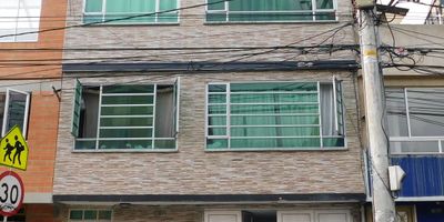 Se arrienda apartamento en Engativá Centro, segundo piso con vista exterior, consta de dos habitaciones una con closet, un baño, sala comedor, cocina semi integral conjunta con zona de lavandería, pisos en cerámica en las zonas sociales y madera laminada en las alcobas, techos en drywall, balas led en todo el apartamento con muy buenos acabados y muy buena iluminación. no tiene parqueadero. Excelente ubicación, fáciles vías de acceso, todo tipo de comercio cerca, agradables zonas verdes.