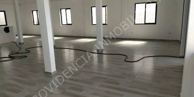 Se arrienda amplio local en el Centro con un área de 120 m², que cuenta con un baño, una acogedora terraza y pisos en cerámica de fácil mantenimiento. Su ubicación estratégica lo convierte en una excelente opción para instalar oficinas, call center o cualquier tipo de negocio que requiera comodidad y accesibilidad. Este espacio ofrece la combinación perfecta entre funcionalidad y versatilidad, ideal para potenciar el crecimiento de su empresa en una zona de alta circulación y gran visibilidad.