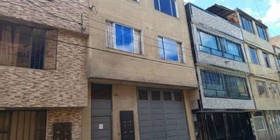 Excelente oportunidad de inversión, Edificio en venta de 222 mts, 3 pisos construidos con licencia para 5 pisos, cuenta con 4 apartamentos, 2 construidos para renta, 2 en obra gris, cuenta con bodega ideal para fruver, supermercado o negocios de atención al público que requieran un espacio visible y de fácil acceso. El inmueble cuenta con puerta de doble altura, lo que facilita el ingreso de mercancía y brinda mayor amplitud, además de 1 baño cómodo para el funcionamiento diario. Ubicado en un sector residencial y comercial altamente consolidado, con un constante flujo de vehículos, motos y peatones, lo que garantiza una excelente exposición y potencial de clientes. Su entorno ofrece una combinación ideal entre comercio y vivienda, convirtiéndolo en un punto estratégico para operar y crecer. Una opción ideal para quienes buscan un local funcional, bien ubicado y con gran visibilidad. 