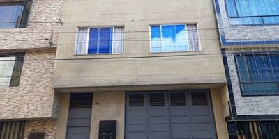 Excelente oportunidad de arriendo 77mts para fruver, supermercado o negocios de atención al público que requieran un espacio visible y de fácil acceso. El inmueble cuenta con puerta de doble altura, lo que facilita el ingreso de mercancía y brinda mayor amplitud, además de 1 baño cómodo para el funcionamiento diario.Ubicado en un sector residencial y comercial altamente consolidado, con un constante flujo de vehículos, motos y peatones, lo que garantiza una excelente exposición y potencial de clientes. Su entorno ofrece una combinación ideal entre comercio y vivienda, convirtiéndolo en un punto estratégico para operar y crecer.Una opción ideal para quienes buscan un local funcional, bien ubicado y con gran visibilidad.