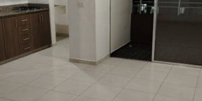 Apartamento en Arriendo Barrio Perez Bello
APARTAMENTO en ARRIENDO, Barrio Perez Bello. Unidad cerrada. Área de 60 m2 aproximadamente. Consta de: 3 sala comedor, 3 alcobas cada una con closet, 2 baños cabinados, balcón, cocina integral con estufa a gas, red de gas, zona de ropas, piso en cerámica.
La unidad cuenta con  vigilancia 24 horas, ascensores, salón social, juegos infantiles, shut para basuras, gimnasio, piscina, placa polideportiva.
Ubicada cerca de supermercados, colegios y comercios. Cuenta con excelente servicio de transporte público, incluido el integrado del Metro