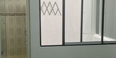 espectacular ubicacion apartamento a tres cuadras del Centro Comercial Santa Fe, dos habitaciones con closet, cocina integral, gas natural, area de ropas, area social, baño cabinado en vidrio, tercer piso, piso ceramica