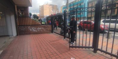 Se arrienda excelente local comercial de 92 m ubicado sobre la Carrera 7 en pleno corazon de Chapinero Central, uno de los sectores mas exclusivos, transitados y estrategicos de Bogota. Su amplia vitrina y flujo constante de peatones y vehiculos lo convierten en una oportunidad ideal para negocios como cafeterias, restaurantes de concepto, tiendas de ropa, minimarkets, droguerias, servicios de bienestar, oficinas de atencion al publico, gimnasios boutique, centros medicos, estudios creativos o cualquier actividad que busque alta visibilidad y cercania a una zona altamente comercial. El local cuenta con 1 bano, 1 bodega de almacenamiento, luces LED de bajo consumo, y pisos en ceramica y baldosa, perfectos para mantener un ambiente funcional, iluminado y de facil mantenimiento. Su distribucion amplia se adapta a multiples tipos de negocio. La ubicacion es inmejorable: a pocos pasos de bancos como Bancolombia, Banco de Bogota, Davivienda y BBVA, ademas de estar rodeado de restaurantes,