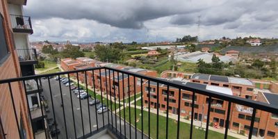 Vive en comodidad y estilo! Apartamento en unidad abierta con ascensor y parqueaderos comunes ubicado en El Carmen de Viboral.

Caracteristicas:
- 3 habitaciones comodas
- Sala comedor para disfrutar de momentos especiales
- Cocina integral para preparar tus comidas favoritas
- Zona de ropas para comodidad
- Balcon para disfrutar del aire libre
- 2 banos completos
- Acabados de alta calidad para un estilo de vida sofisticado
- Ascensor para acceso facil y seguro
- Parqueaderos comunes para tu vehiculo

Un apartamento ideal para vivir con comodidad y tranquilidad! Quieres conocer mas sobre esta propiedad? Contactanos!