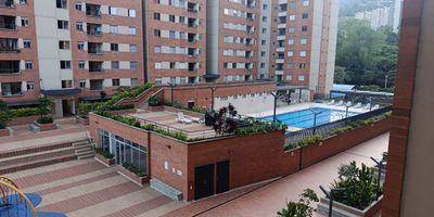 Espectacular apartamento en arriendo que te permite disfrutar una excelente vista en su piso 9, con iluminacion natural, y una excelente ventilacion. Esta situado en una zona tranquila y residencial de Bello, con un area de 64m, esta propiedad cuenta con 3 habitaciones, 3 closets, 2 banos, sala-comedor, cocina integral, zona de ropas, balcon, parqueadero cubierto. En unidad compuesta, de Gimnasio, Juegos Infantiles, Parqueadero de Visitantes, Piscina, Porteria: 24 horas, Salon Social, Sauna, Vigilancia Privada. Ubicacion estrategica en bello a pocos minutos de la estacion Niquia, Parque Fabricato, Parque Metropolitano Deportivo, CC Puerta del Norte y Exito.