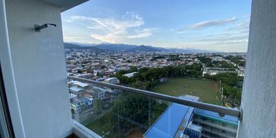 Imagina despertar cada mañana en el piso 17 de la exclusiva unidad residencial Tibeca, un moderno oasis de solo 20 pisos, donde te espera tu nuevo apartamento de 46m², listo para estrenar y con acabados contemporáneos de primera calidad. Este no es solo un espacio funcional, sino el lienzo de tu próxima gran etapa, donde la comodidad se encuentra con el lujo: el apartamento cuenta con dos baños completos, ambos equipados con ducha, y el cuarto principal se transforma en un verdadero santuario personal gracias a un amplio walking closet. Su ubicación en una de las plantas más altas, el piso 17, te garantiza una espectacular e inigualable vista despejada hacia el sur, perfecta para disfrutar de atardeceres memorables. Además, el estilo de vida elevado se extiende a las áreas comunes de Tibeca, que incluyen una refrescante piscina, juegos para niños y un práctico parqueadero comunitario para carro y moto, haciendo de este lugar la combinación ideal de diseño, funcionalidad y disfrute fami