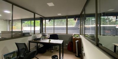 Oficina AMOBLADA en arriendo con facil acceso a vias principales, restaurantes, supermercados, rutas de transporte público y gran variedad de servicios complementarios. Piso en madera, 7 espacios, 2 baños, cableado de red, cocineta, techo cielo raso, aire acondicionado central, area de recepción, divisiones en vidrio y parqueaderos descubiertos . Mall con baños comunales y bahía de parqueo,inmuebles sujetos a verificacion de disponibilidad
