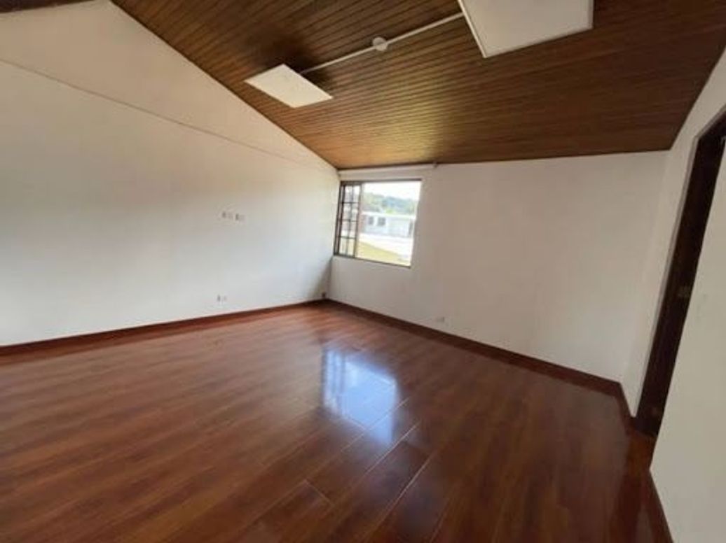 Casa de 3 alcobas en venta en Santa Ana Occidental, Bogotá, 329 m² · foto 16 de 20