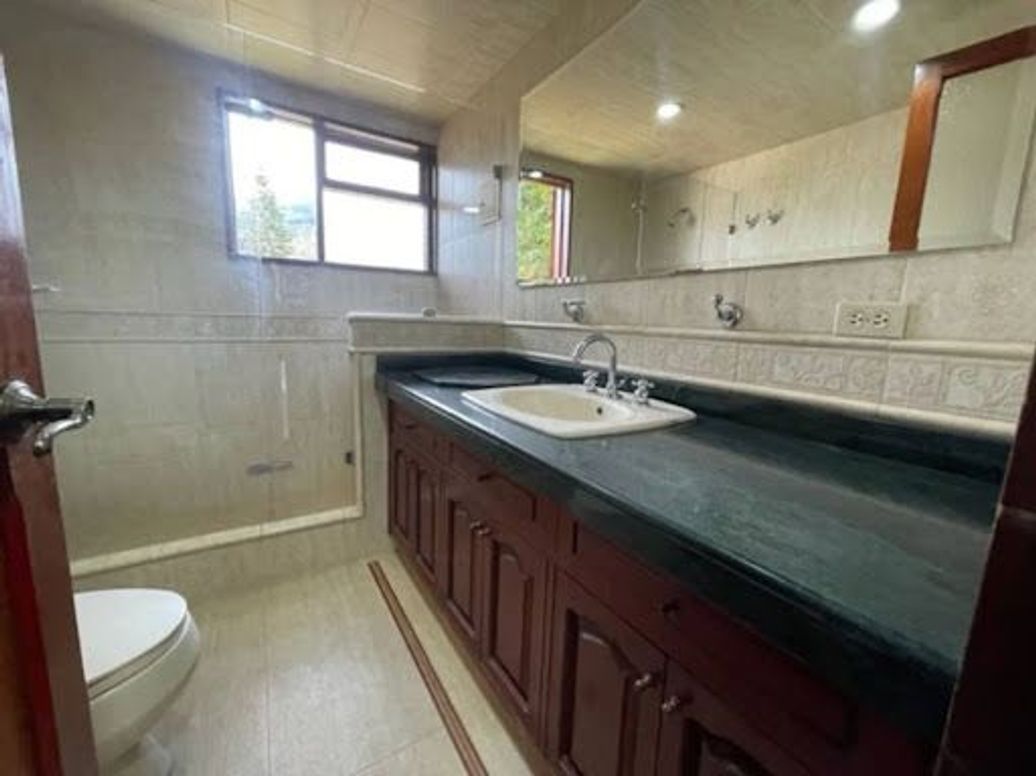 Casa de 3 alcobas en venta en Santa Ana Occidental, Bogotá, 329 m² · foto 17 de 20