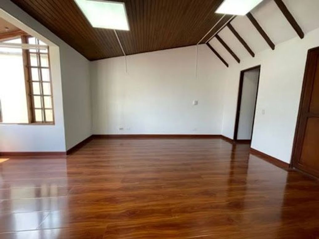 Casa de 3 alcobas en venta en Santa Ana Occidental, Bogotá, 329 m² · foto 9 de 20