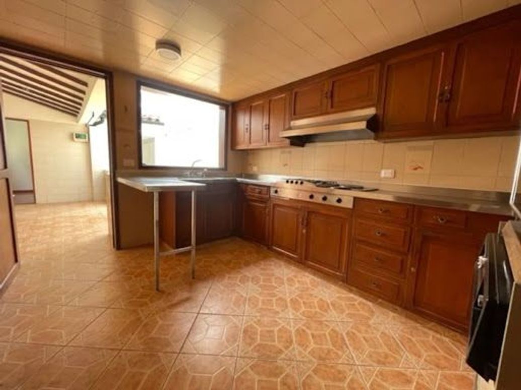 Casa de 3 alcobas en venta en Santa Ana Occidental, Bogotá, 329 m² · foto 3 de 20