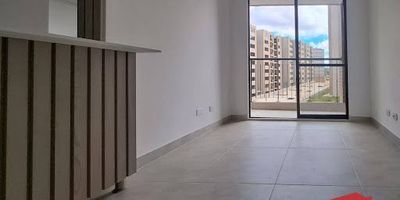 Apartamento en arriendo en Rionegro, sector Cimarronas, ubicado en la vereda Las Garzonas. Ideal para estrenar, cuenta con 49 m distribuidos en sala-comedor, cocina integral amplia y luminosa, zona de ropas, baño social y dos habitaciones con clóset, incluyendo una habitación principal con baño privado. Está situado en una unidad cerrada en un sector tranquilo y agradable, cerca de zonas comerciales, colegios públicos y privados, capillas, supermercados y diversos puntos de interés. Además, ofrece cómodas vías de acceso y rutas de transporte público cercanas, lo que lo convierte en una excelente opción para vivir en un entorno campestre con buena conexión urbana.